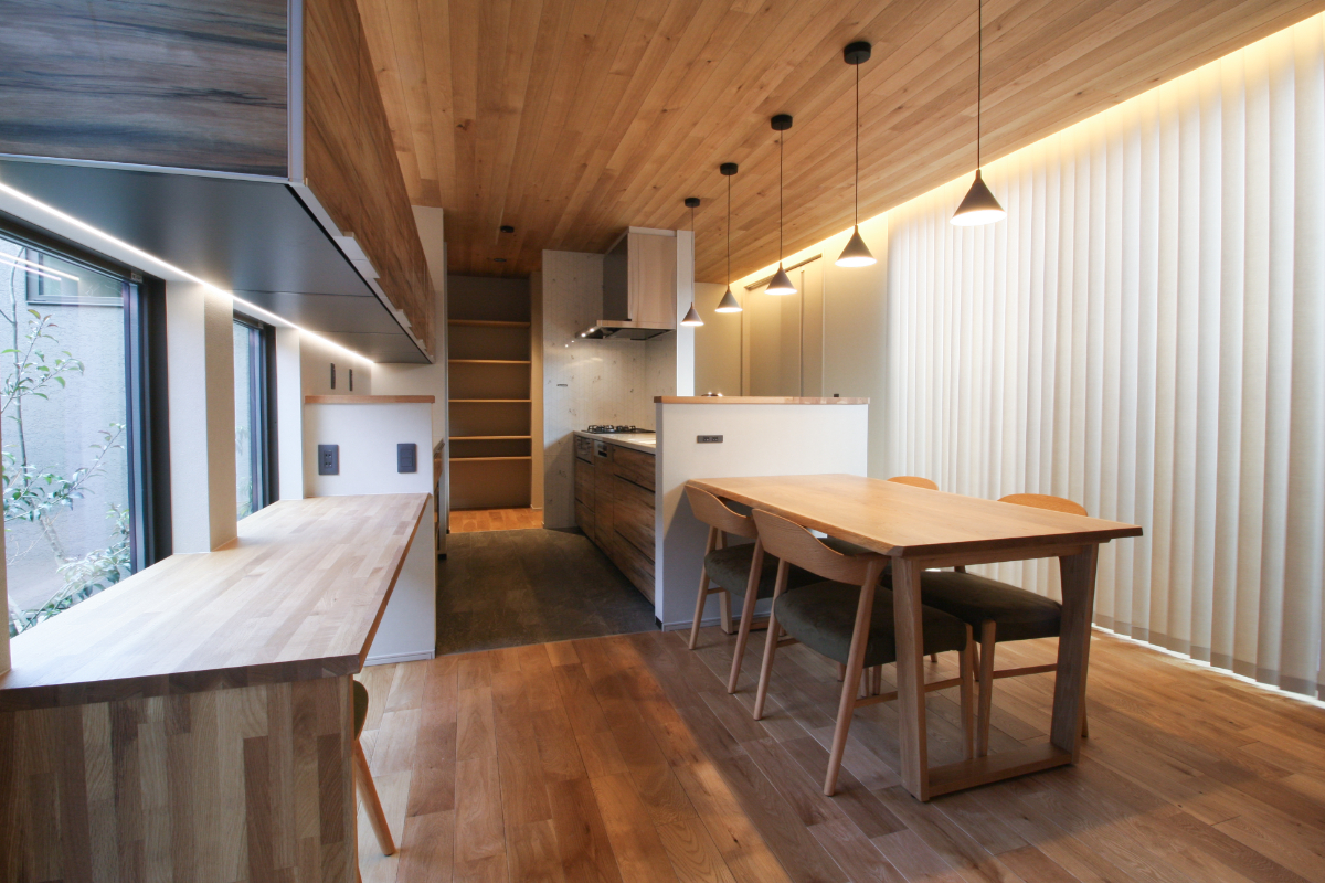 ガレージつきの中庭を囲んだ平屋のお家