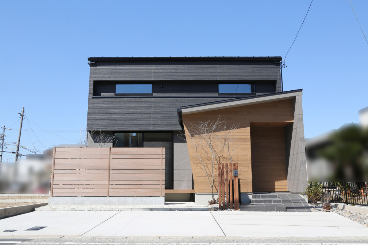 視線と光がめぐる、開放的なお家