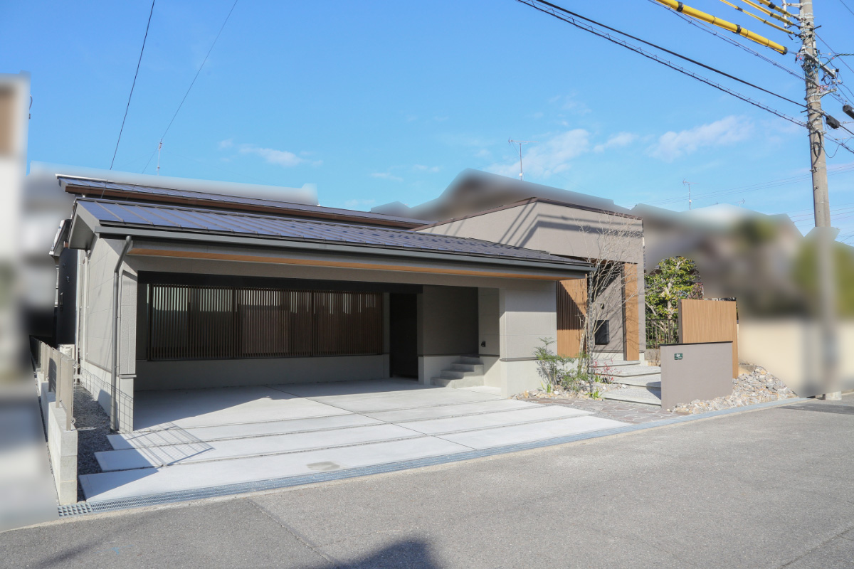 ガレージつきの中庭を囲んだ平屋のお家