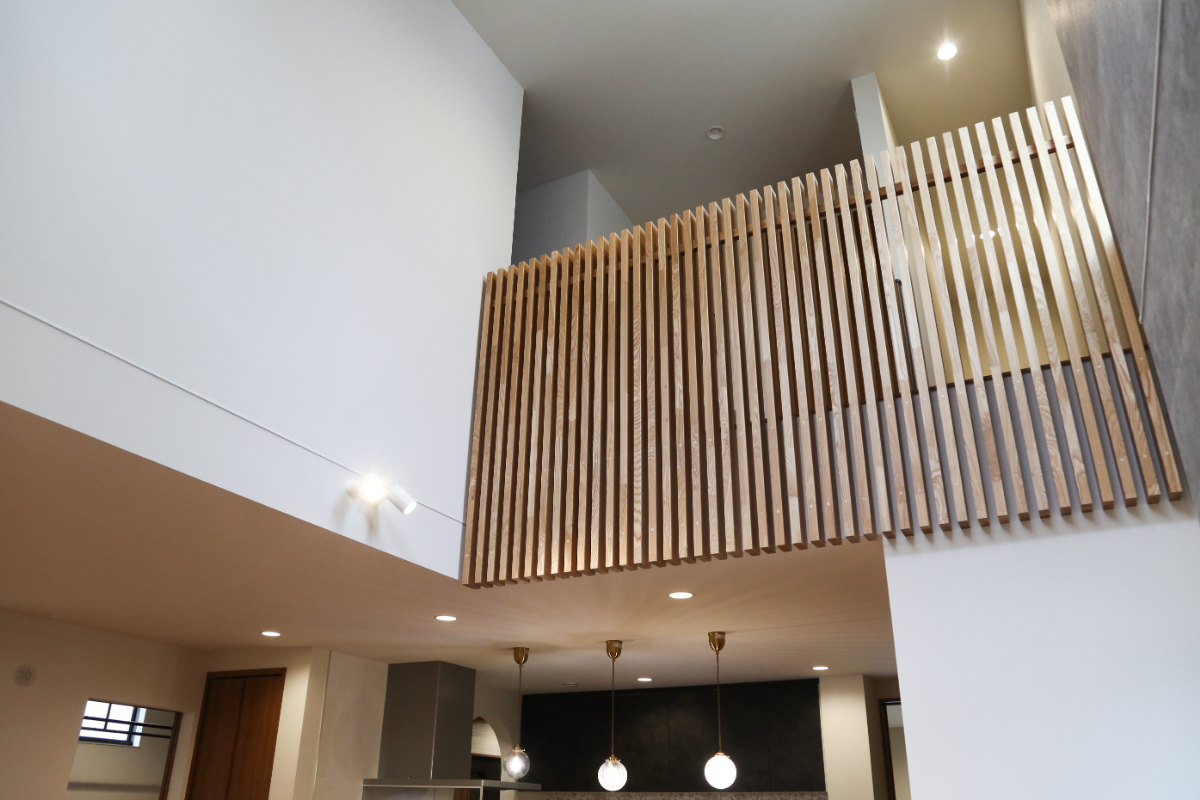 吹抜けルーバーがつくる、陰影の美しい住まい