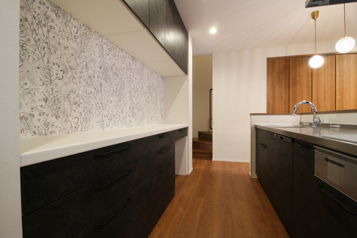 吹抜けルーバーがつくる、陰影の美しい住まい