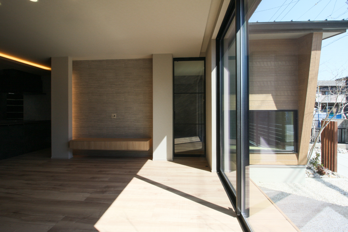 視線と光がめぐる、開放的なお家