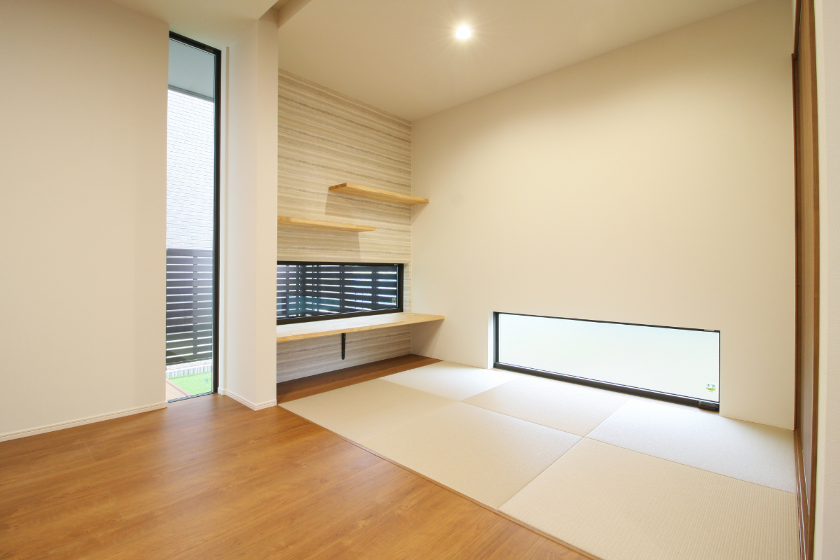 吹抜けルーバーがつくる、陰影の美しい住まい