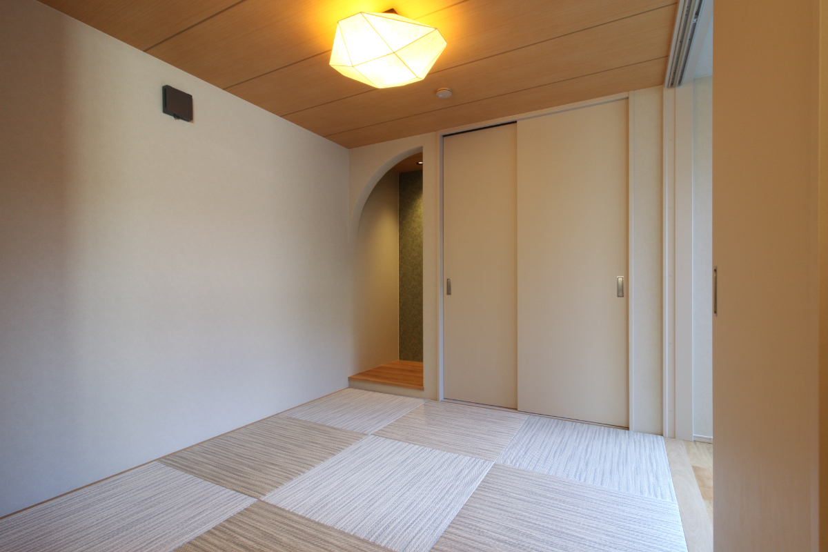 ガレージつきの中庭を囲んだ平屋のお家