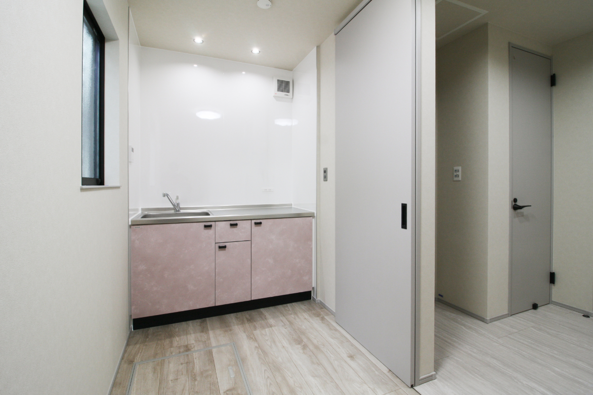 無駄のないフォルムに機能を内包した、ガレージつき事務所